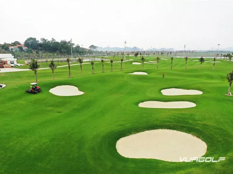 Địa hình hố cát tại sân tập golf Tuần Châu